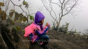 Pendaki Kecil Ini Sedang Beristirahat Sejenak