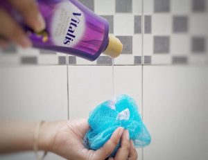 Tuangkan Vitalis Body Wash Secukupnya ke Shower Puff