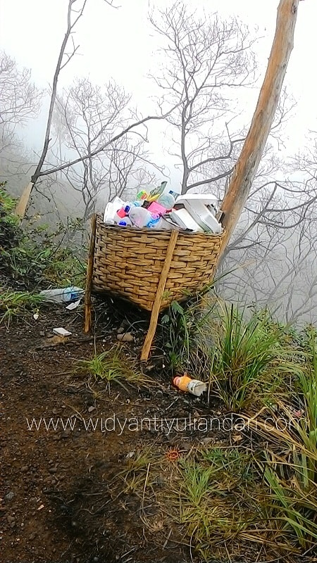 Tempat sampah di gunung Ijen